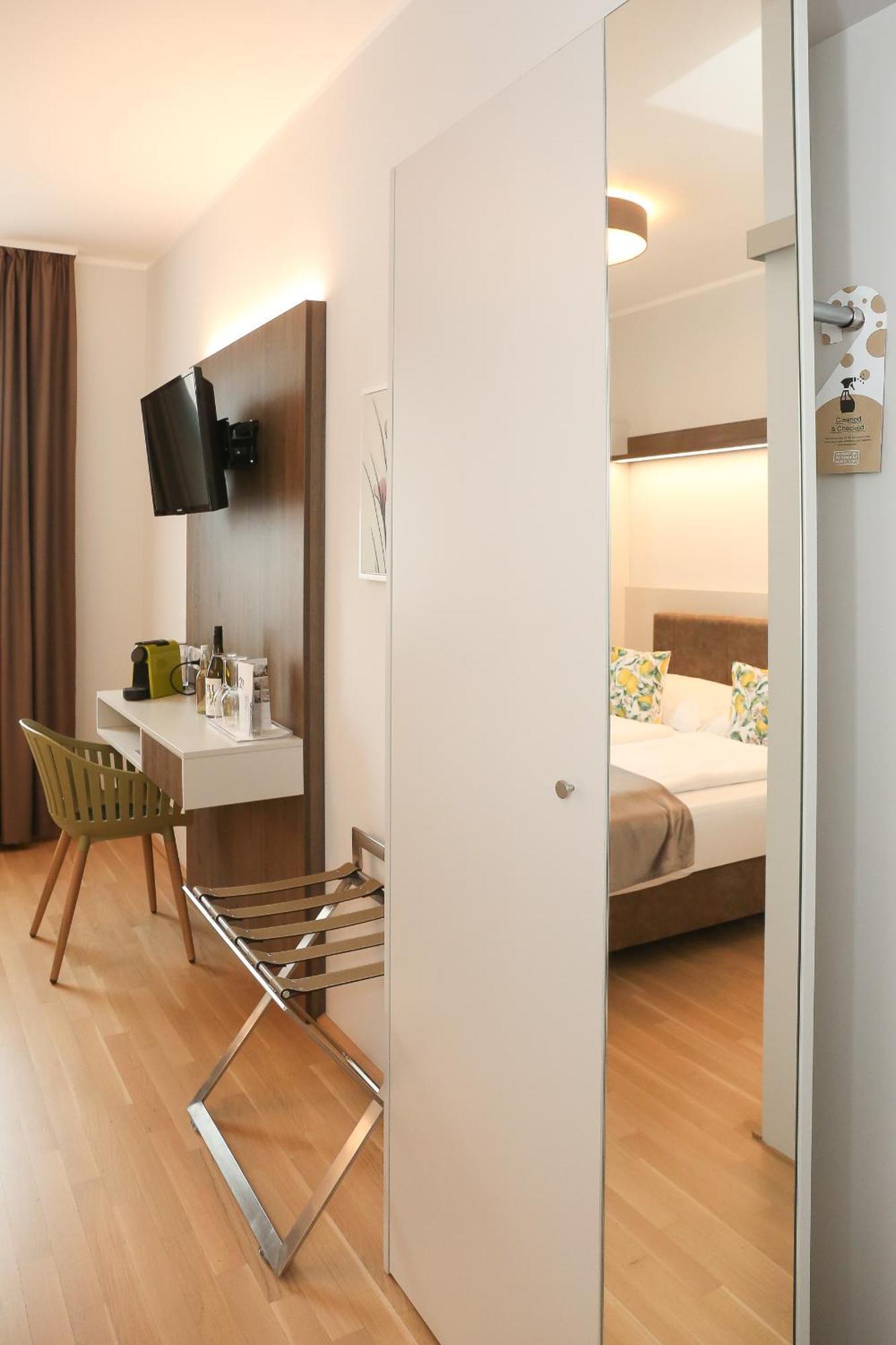 23-Hotel Schwadorf bei Wien Esterno foto